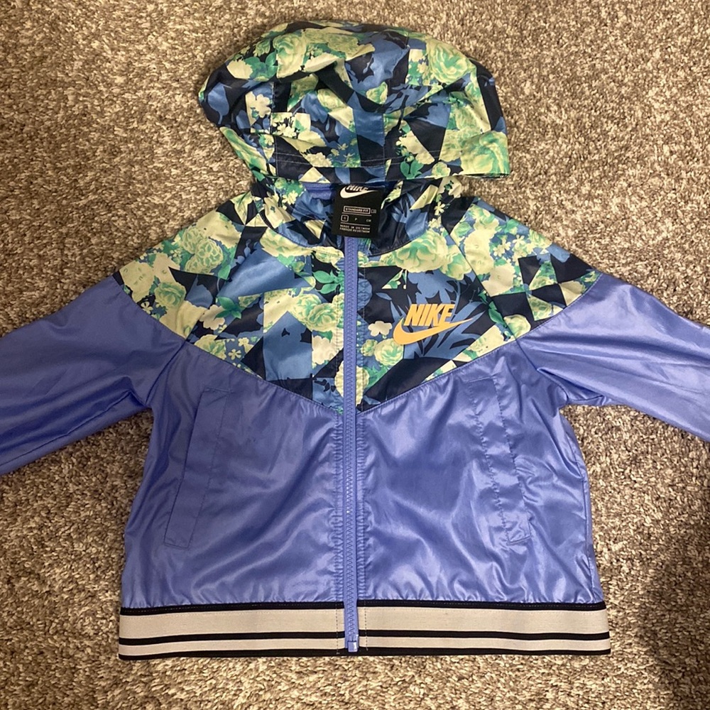 Girls Nike small lightweight jacket with hood.
